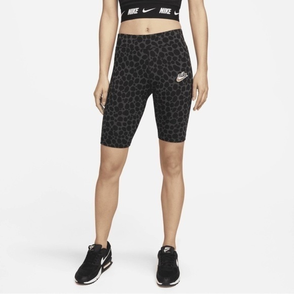 Nike Women's Cheetah Print Biker Shorts Size XS NWT - Picture 1 of 3
